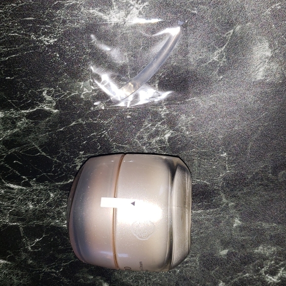 Shiseido Benefiance Wrinkle Smoothing  Day Cream 1.8 OZ + Red Bag - Picture 5 of 9